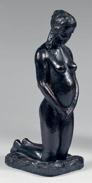 Michel LEVY (1850-1913) Femme agenouillée enceinte, 1986 Bronze à patine brun vert...