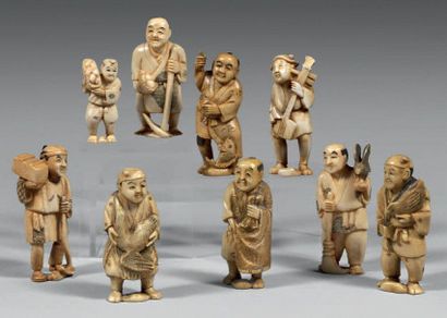 JAPON - Epoque MEIJI (1868-1912) Ensemble de neuf petits okimono en ivoire à patine...