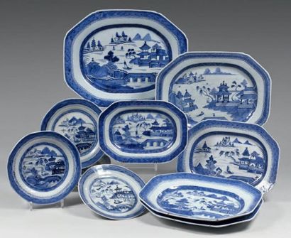 CHINE - Fin de l'époque QIANLONG (1736 - 1795) Ensemble de six présentoirs à pans...