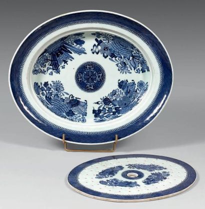 CHINE - Epoque QIANLONG (1736 - 1795) Plat chauffant de forme ovale en porcelaine...
