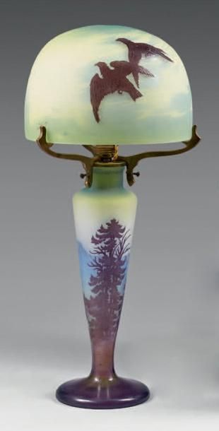 Émile GALLÉ (1846-1904) Lampe de table à piétement balustre sur piédouche et abat...