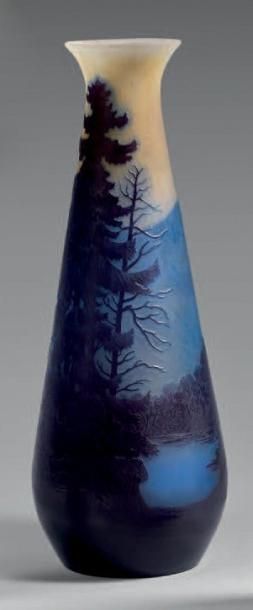 Émile GALLÉ (1846-1904) Vase à corps conique et col galbé. Epreuve en verre doublé...