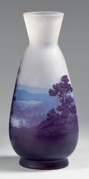 Émile GALLÉ (1846-1904) Vase à corps ovoïde épaulé et col conique sur talon. Epreuve...