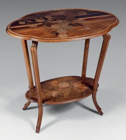 Émile GALLÉ (1846-1904) Table à thé à deux plateaux ovalisés, polylobés en noyer...