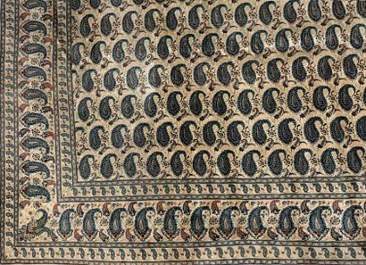 null Très grand tapis Persan "Naïn" en laine rehaussé de soie. Champ à décor de botehs...