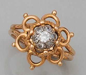 null Bague en or jaune à décor d'anneaux entrecroisés formant une fleur stylisée...