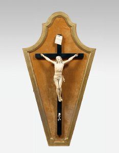 null Christ en croix en ivoire sculpté et croix en bois noirci. France, fin du XVIIe...