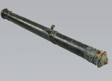 null Petit canon en bronze à décor d'armoiries. XVIIIe siècle. Haut. : 83 cm