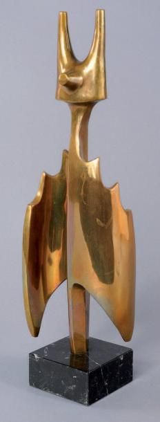 MICHAEL (XXème siècle) Chauve souris Sujet en bronze doré. Signé, N° 12. h: 43 c...
