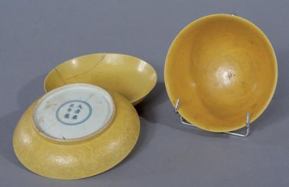 CHINE Paire de coupes et bol en porcelaine émaillée jaune à décor gravé sous la couverte...