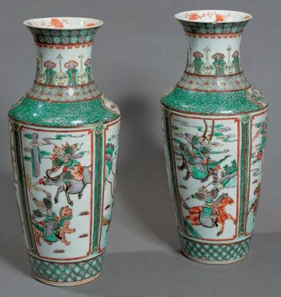 CHINE - Vers 1900 Paire de vases de forme cylindrique à col évasé en porcelaine décorée...