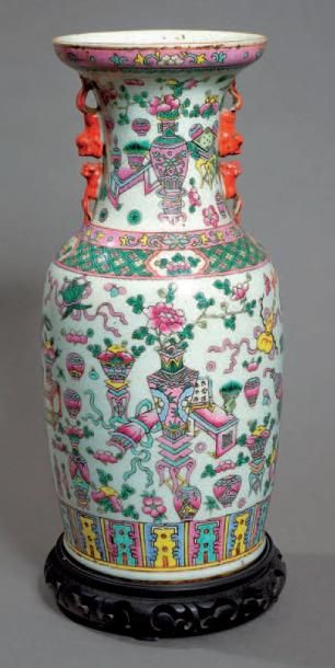 CHINE - Fin XIXe siècle Vase de forme balustre en porcelaine décorée en émaux polychromes...