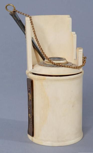 CHINE Pipe à eau en ivoire à patine jaune, ornée sur un coté d'un kozuka japonais....