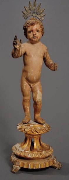 null Sculpture en bois polychrome représentant l'enfant Jésus bénissant, debout et...