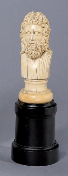 D'après Tiziano MINIO Sculpture en ivoire représentant Zeus en buste, un drapé tombant...
