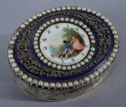 null Boîte ovale en argent serti de perles et pierreries sur fond émaillé bleu, l'intérieur...