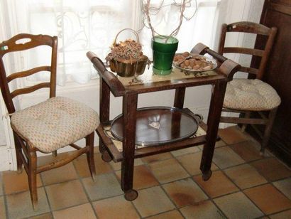 null 2 Chaises et une table roulante à plateau de verre