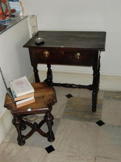 null Lot: Une petite table en chêne noirci ouvrant à un tiroir,Style Louis XIII Tabouret...