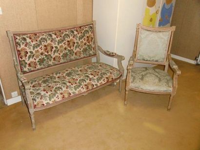 null Un canapé en bois peint beige, style Louis XVI On joint un fauteuil avec une...