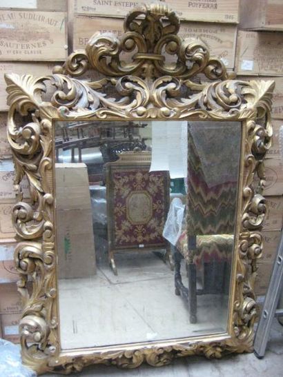 null Grand miroir baroque à encadrement de bois sculpté, doré et ajouré présentant...