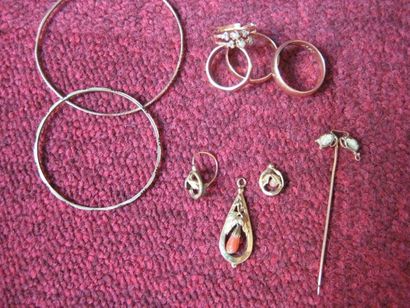 null Lot de bijoux en or comprenant: - 3 alliances - 2 bracelets fins - Pendentif...