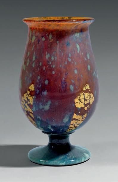 DAUM Vase sur piédouche et corps ovoïde à col ouvert. Épreuve en verre marmoréen...