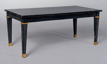 André ARBUS (1903-1969) Table basse en poirier teinté noir à plateau rectangulaire...