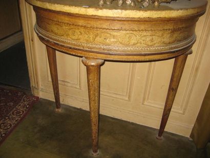 null Une console demi-lune en bois rechampi dessus de marbre Style Louis XVI (ac...