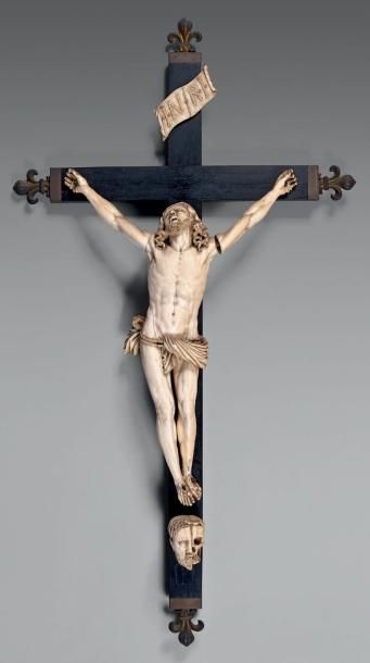 Très beau Christ en ivoire sculpté, la croix...