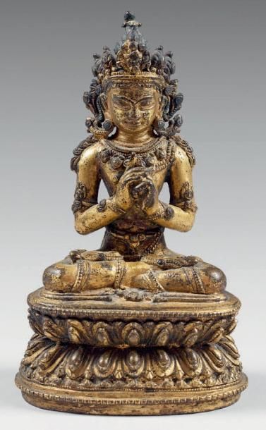 CHINE - XVIIIe siècle Statuette de bouddha en bronze doré assis en padmasana sur...