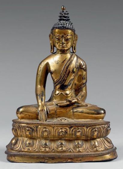 TIBET - XVe siècle Statuette de bouddha en bronze doré, assis en padmasana sur le...