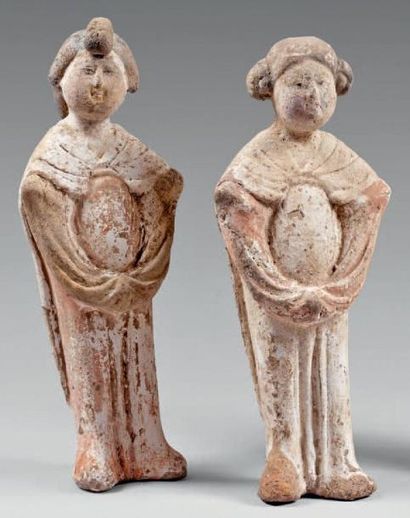 CHINE - Epoque TANG (618-907) Deux statuettes de dame de cour debout en terre cuite...
