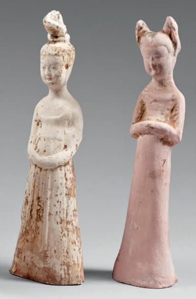CHINE - Epoque TANG (618-907) Deux statuettes de dames de cour debout en terre cuite...