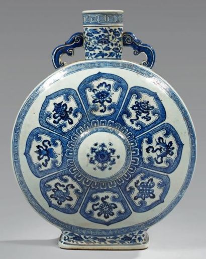 CHINE - XIXe siècle Grande gourde en porcelaine décorée en bleu sous couverte à décor...