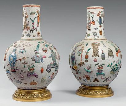 CHINE - Fin XIXe siècle Paire de vases de forme "tianqiuping" en porcelaine décorée...