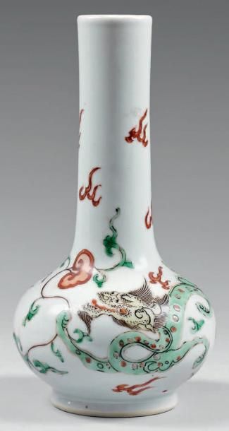 CHINE - XIXe siècle Vase de forme bouteille en porcelaine décorée en émaux polychromes...