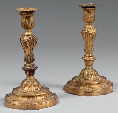 null Paire de flambeaux en bronze doré, à fût balustre décoré de guirlandes se recroisant,...