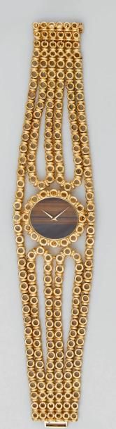 null Montre-bracelet de dame en or jaune 18k (750) formée de six chaînettes encadrant...