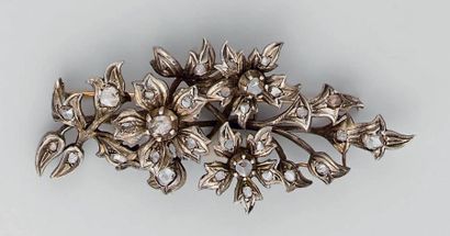 null Broche en argent formée d'une branche fleurie sertie de diamants taillés en...