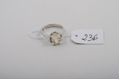 null Bague solitaire en or gris 18k, sertie griffes d'un diamant de taille ancienne...