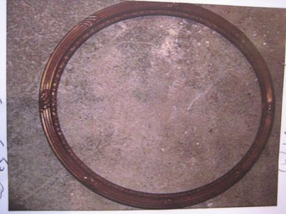 null Un cadre ovale doré 61,5 x 50;5 cm