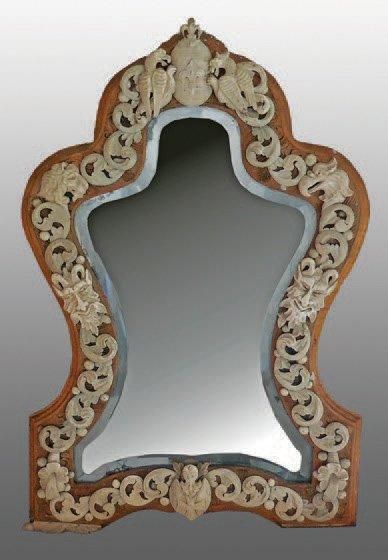 null Petit miroir écusson en bois et os à décor de masques et de griffons. XIXe siècle....
