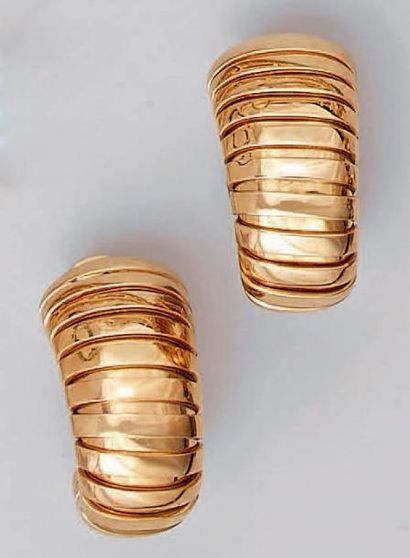null Paire de clips d'oreilles en or jaune (750) de type tubogaz. Signée Bulgari....