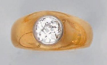 null Bague demi-jonc en or jaune (750) sertie d'un diamant taillé à l'ancienne. Poids...