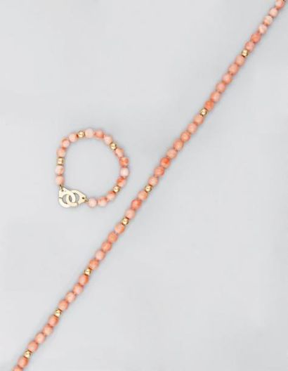 null Collier et bracelet formés chacun d'un rang de perles de corail intercalaires...