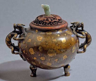 CHINE, XVIIIe SIÈCLE Brûle-parfum tripode en bronze "gold splash" avec deux anses...