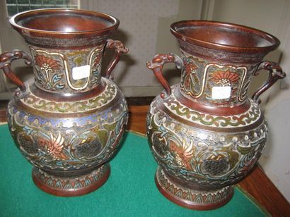null Paire de vases à deux anses en bronze et émaux cloisonnés Japon vers 1900 H:...