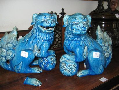 null Une paire de chimères assises en porcelaine émaillé turquoise Chine fin XIX...