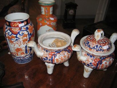 null Un vase en porcelaine polychrome et deux brûles parfum Imari Chine et Japon...