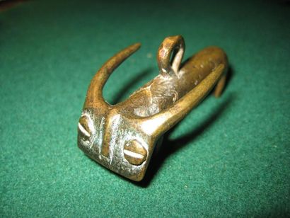 null Petit bronze "Zébu" Baoulé pendentif Larg: 5.5 cm